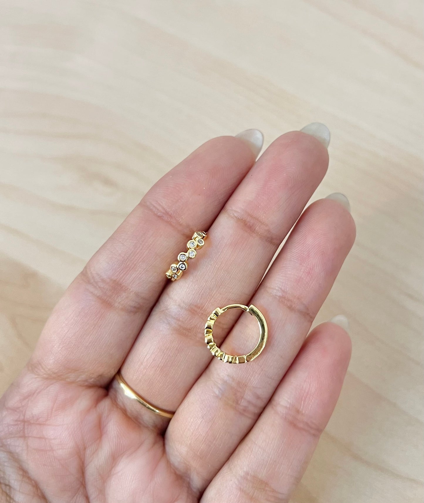 HUGGIES CÍRCULOS CON CRISTALES