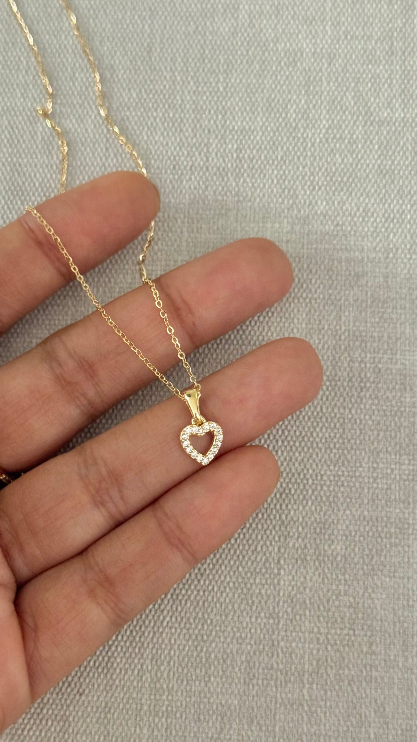 CADENA BORDE CORAZON PIEDRAS ORO LAMINADO