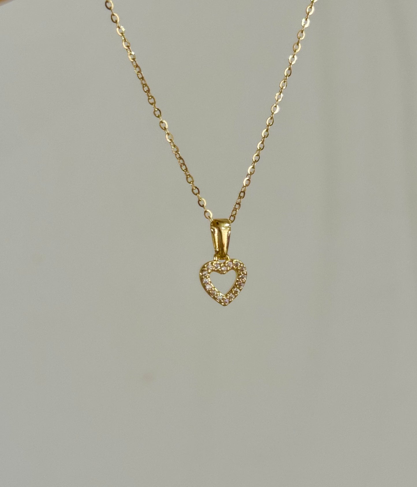 CADENA BORDE CORAZON PIEDRAS ORO LAMINADO