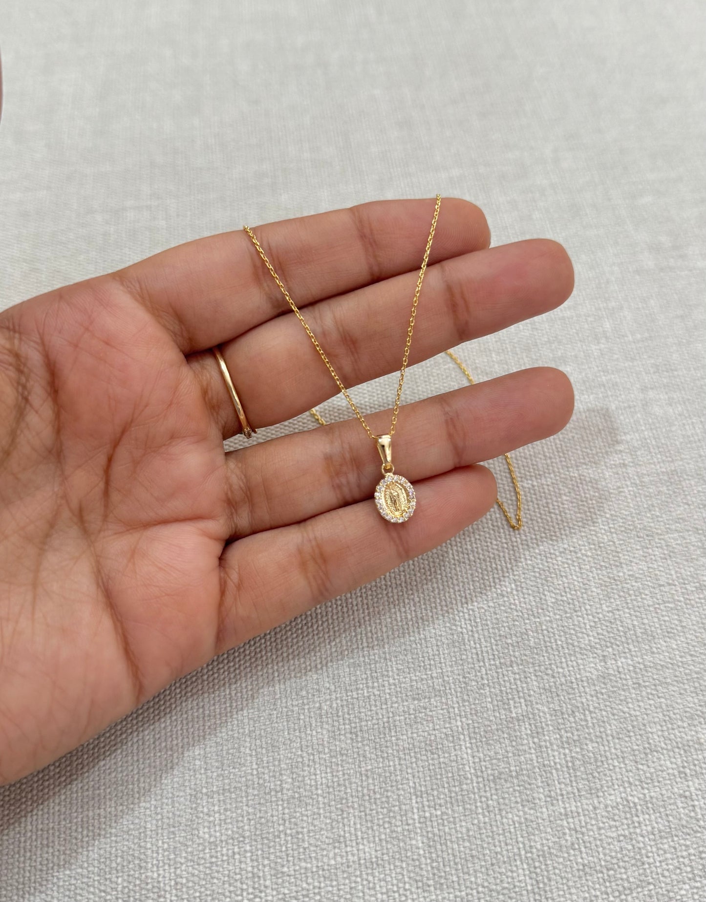 CADENA GUADALUPE MINI PIEDRAS ORO LAMINADO