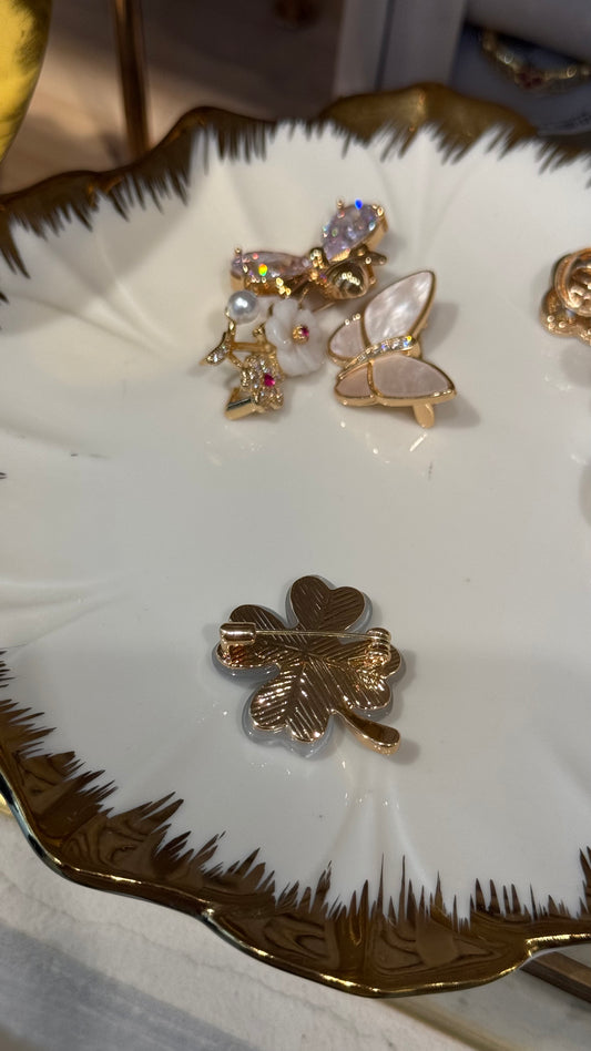 PIN TRÉBOL NÁCAR
