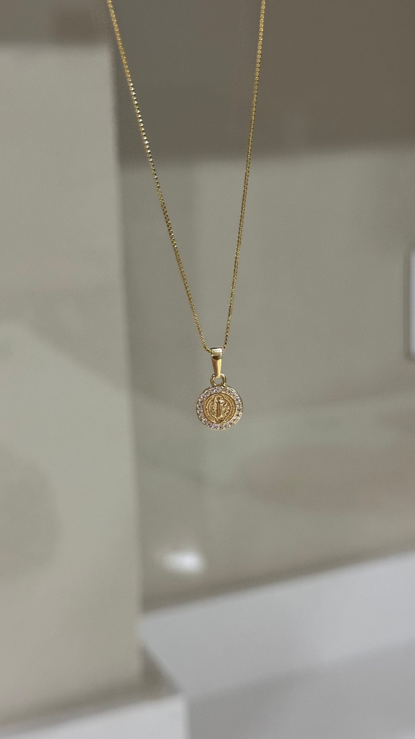 CADENA SAN BENITO PIEDRAS ORO LAMINADO