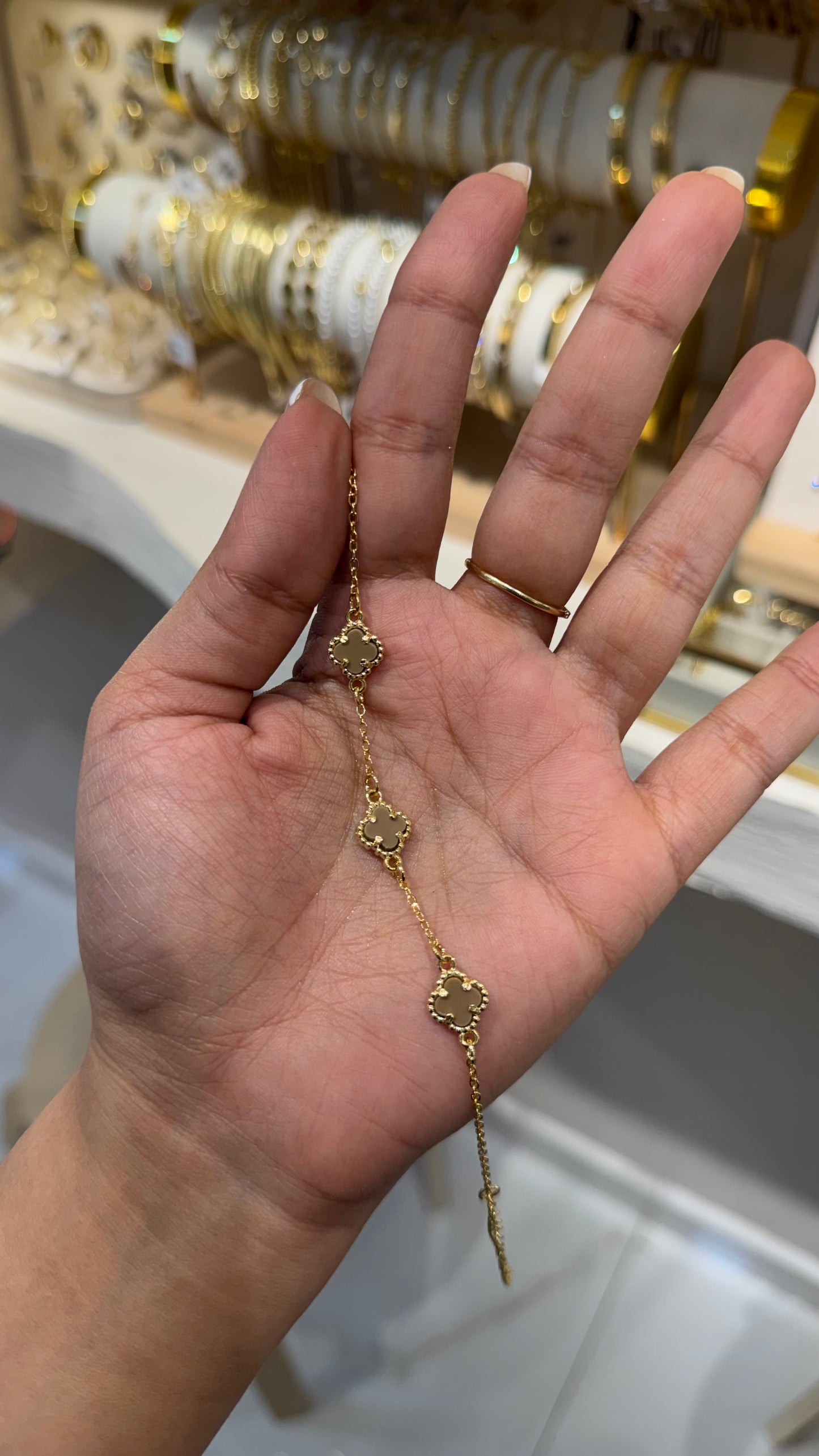 PULSERA TRÉBOL MINI ORO LAMINADO MARRÓN
