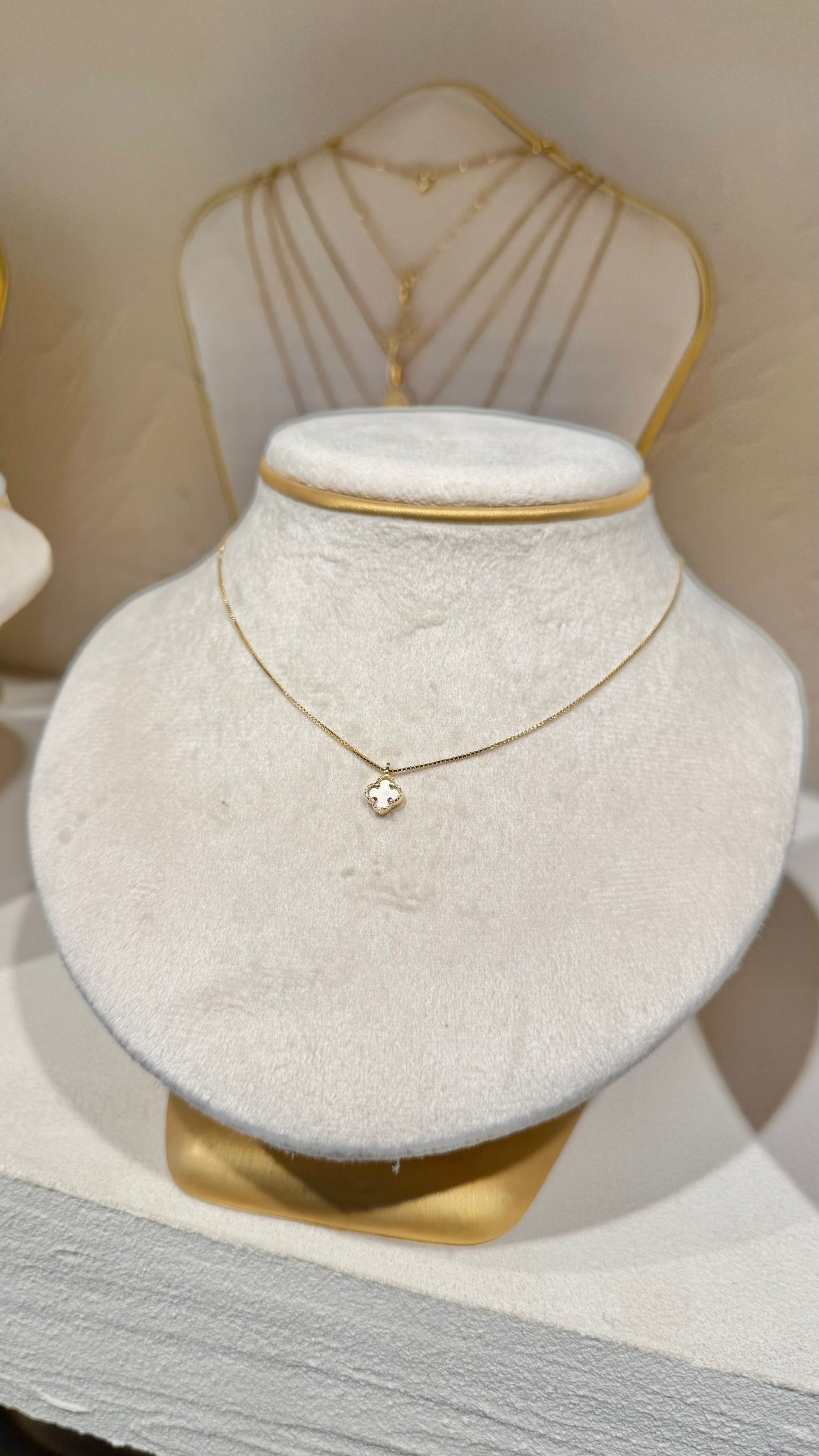 GARGANTILLA TRÉBOL BLANCO ORO LAMINADO CADENA 40cm