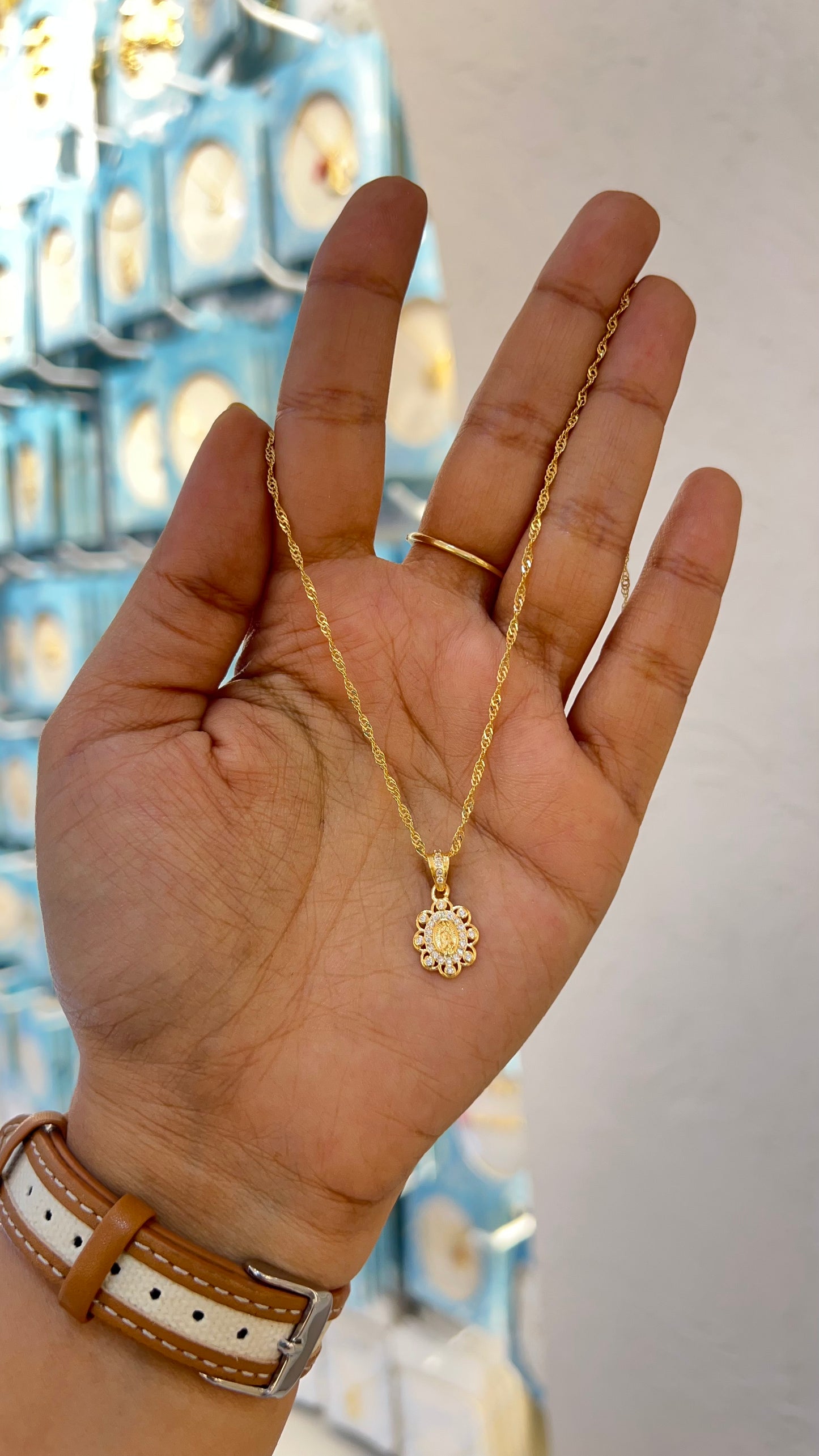 CADENA VIRGEN DE GUADALUPE FLOR ORO LAMINADO