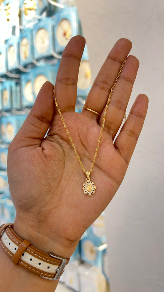 CADENA VIRGEN DE GUADALUPE FLOR ORO LAMINADO